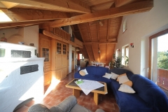 Wohnzimmer mit Kachelofen (links)