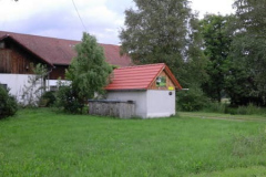 Vor der Einfahrt zum Hof