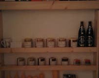 Regal mit Honig und Wein