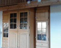 Wohnzimmerschrank unter der Galerie